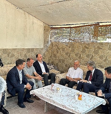 ak-parti-genel-baskan-yardimcisi-demir-sehit-muharrem-canin-ailesini-ziyaret-etti-PO3OD5V8.jpg