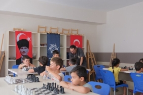 baskan-cercioglu-ile-hamleler-gelecege-aydinda-cocuklar-satrancla-dusunmeyi-ogreniyor-UnyW6evE.jpg