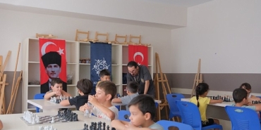 baskan-cercioglu-ile-hamleler-gelecege-aydinda-cocuklar-satrancla-dusunmeyi-ogreniyor-UnyW6evE.jpg
