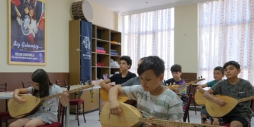 baskan-cercioglundan-genclere-kulturel-destek-yaz-kurslariyla-baglama-ogreniyorlar-BdvjAEpj.jpg