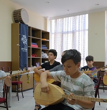 baskan-cercioglundan-genclere-kulturel-destek-yaz-kurslariyla-baglama-ogreniyorlar-BdvjAEpj.jpg
