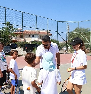 dikilide-cocuklar-tenis-ile-bulusuyor-lGjOHaKD.jpg
