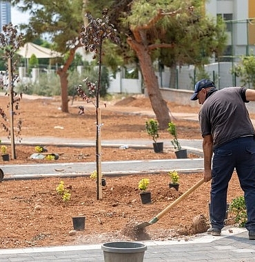 yenisehir-belediyesi-kenti-yesillendirmeye-devam-ediyor-bzBECL27.jpg