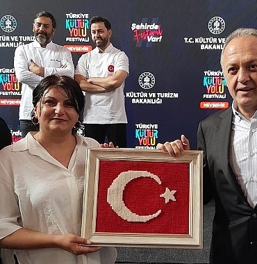 atolyemizde-dokudugumuz-turk-bayragini-hediye-ettik-6AXmDfCH.jpg