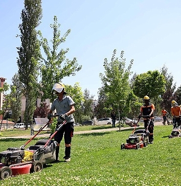 cankaya-parklarinda-cimler-bicme-ve-ot-temizleme-mesaisi-jePf52uk.jpg