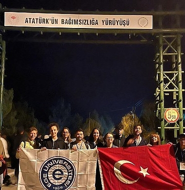 ege-universitesi-ogrencileri-kocatepe-zafer-yuruyusune-katildi-XTJARE97.jpg
