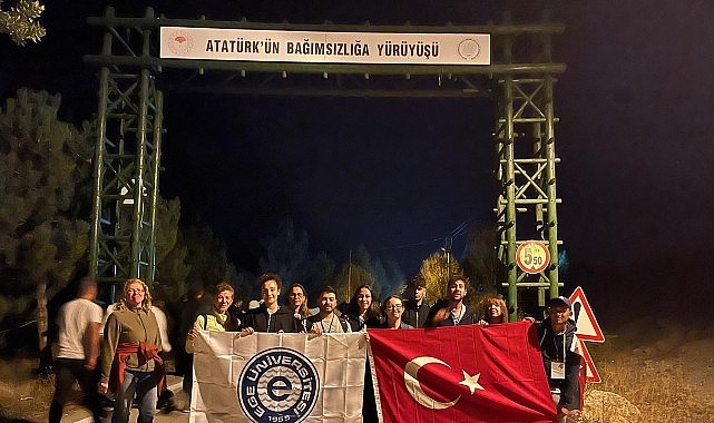 ege-universitesi-ogrencileri-kocatepe-zafer-yuruyusune-katildi-XTJARE97.jpg
