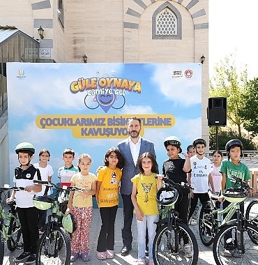 gule-oynaya-camiye-gel-projesi-kapsaminda-cocuklar-bisikletlerine-kavusmaya-devam-ediyor-RdWL7sD8.jpg