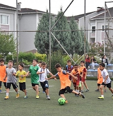 kartepe-belediyesi-yaz-spor-okullari-yogun-ilgi-gordu-indbOzDd.jpg