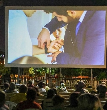 kartepede-acik-hava-sinema-geceleri-yogun-ilgi-goruyor-TFjpBRpU.jpg