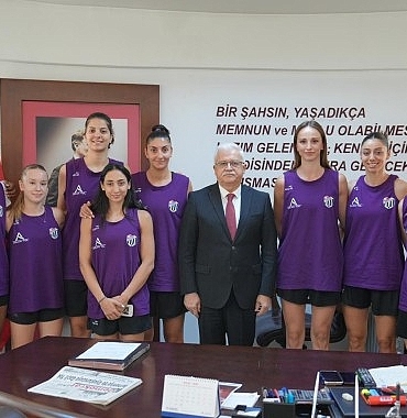 aslan-yol-burhaniye-belediyespor-kadin-basketbol-takimindan-baskan-devecilere-ziyaret-Zt4tItPD.jpg