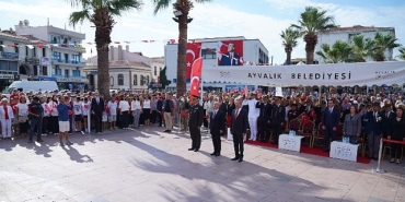 ayvalikin-dusman-isgalinden-kurtulusunun-103-yili-cumhuriyet-meydaninda-duzenlenen-etkinliklerle-coskuyla-kutlandi-YNncYrTg.jpg