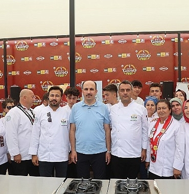 baskan-altay-gastrofeste-katilan-yuz-binlerce-misafire-seflere-ve-esnafa-tesekkur-etti-HpEv7FtV.jpg