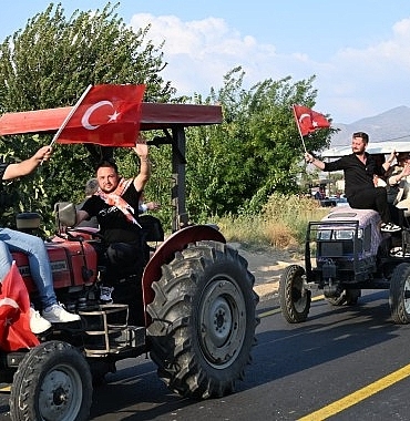 baskan-dutlulu-ilgin-mahallesinde-traktor-konvoyu-ile-karsilandi-ltgdgOSh.jpg