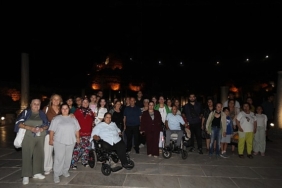 efes-selcuk-belediyesinden-engelsiz-bireylere-efeste-gece-yolculugu-VwGb8Gin.jpg