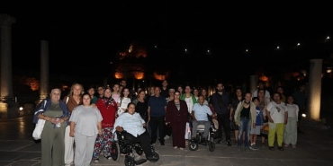 efes-selcuk-belediyesinden-engelsiz-bireylere-efeste-gece-yolculugu-VwGb8Gin.jpg