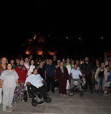 efes-selcuk-belediyesinden-engelsiz-bireylere-efeste-gece-yolculugu-VwGb8Gin.jpg