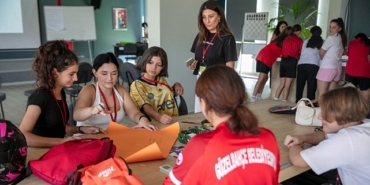 guzelbahce-belediyesinden-kiz-futbol-takimina-biraz-konusalim-mi-egitimi-eHARAM3j.jpg