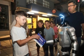insansi-robot-canik-sokaklarinda-WucGGG3K.jpg