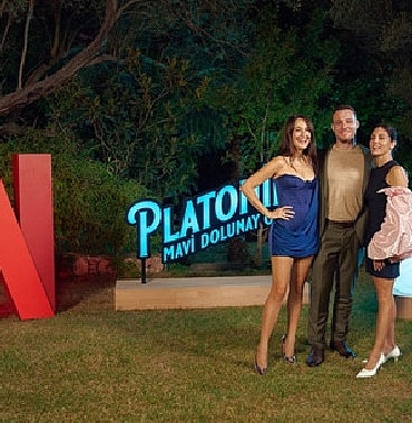 netfilix-gupse-ozay-imzali-yeni-dizisi-platonik-mavi-dolunay-otelin-lansmanini-cesmede-renkli-bir-kilMJfBB.jpg
