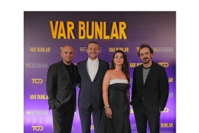 var-bunlar-dizisinin-3-sezon-lansmani-gerceklesti-L3Ec21Ug.jpg
