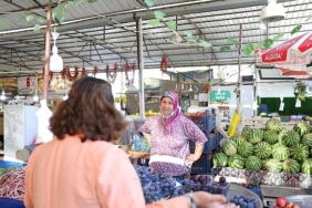 baskan-hatice-gencay-mavisehir-halk-pazarini-ziyaret-etti-FiXJPEwm.jpg