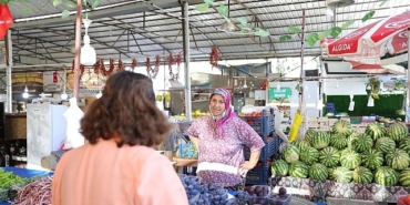 baskan-hatice-gencay-mavisehir-halk-pazarini-ziyaret-etti-FiXJPEwm.jpg