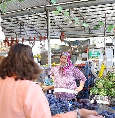 baskan-hatice-gencay-mavisehir-halk-pazarini-ziyaret-etti-FiXJPEwm.jpg